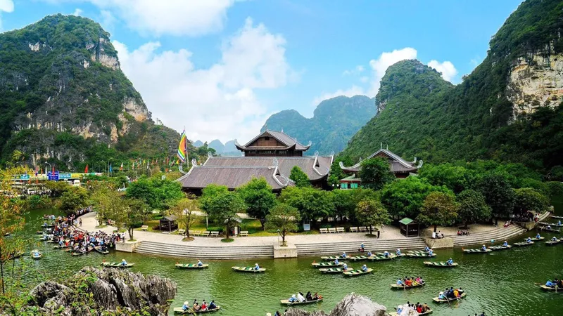 Di sản Tràng An (Ninh Bình) là điểm đến của nhiều du khách trong và ngoài nước