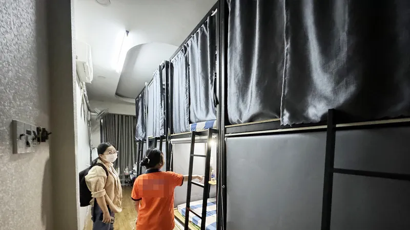 Căn nhà 358A Xô Viết Nghệ Tĩnh (phường 25, quận Bình Thạnh) có nhiều “hộp ngủ”, mỗi “hộp ngủ” diện tích 2m2, đủ cho 1 người nằm. Ảnh: CHÍ THẠCH