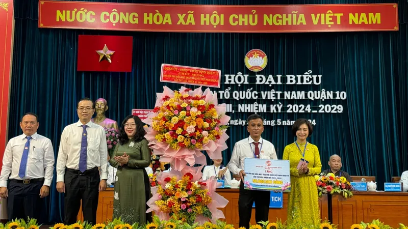 Lãnh đạo quận 10 tặng hoa chúc mừng đại hội đại biểu MTTQ Việt Nam quận 10 lần thứ XIII, nhiệm kỳ 2024 – 2029 