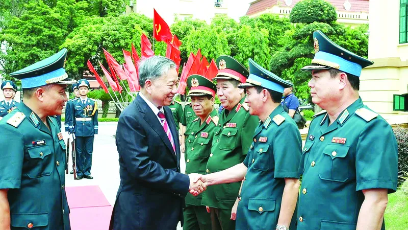 Chủ tịch nước Tô Lâm với lãnh đạo Quân chủng Phòng không - Không quân. Ảnh: TTXVN