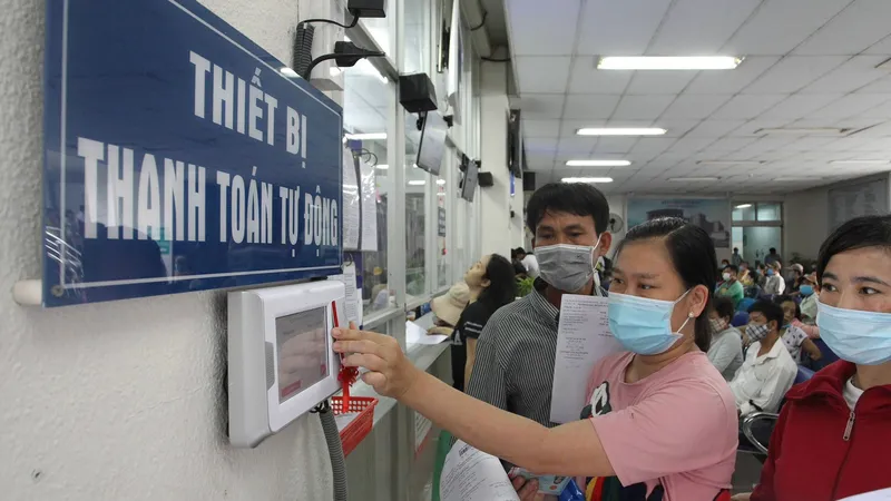 Người dân thanh toán chi phí khám chữa bệnh bằng thẻ thay vì tiền mặt tại BV Chợ Rẫy. Ảnh: HOÀNG HÙNG