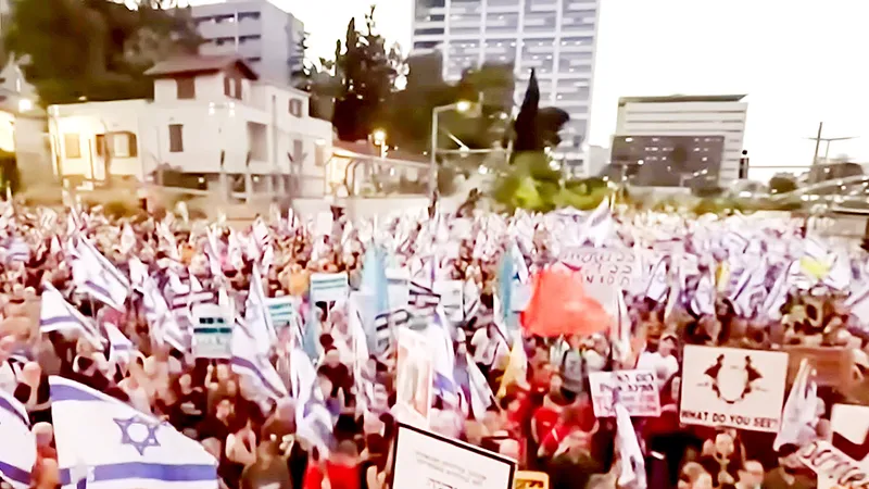 Hàng ngàn người dân Israel xuống đường ở Tel Aviv yêu cầu chính phủ thực hiện lệnh ngừng bắn ở Dải Gaza. Ảnh: AL JAZEERA