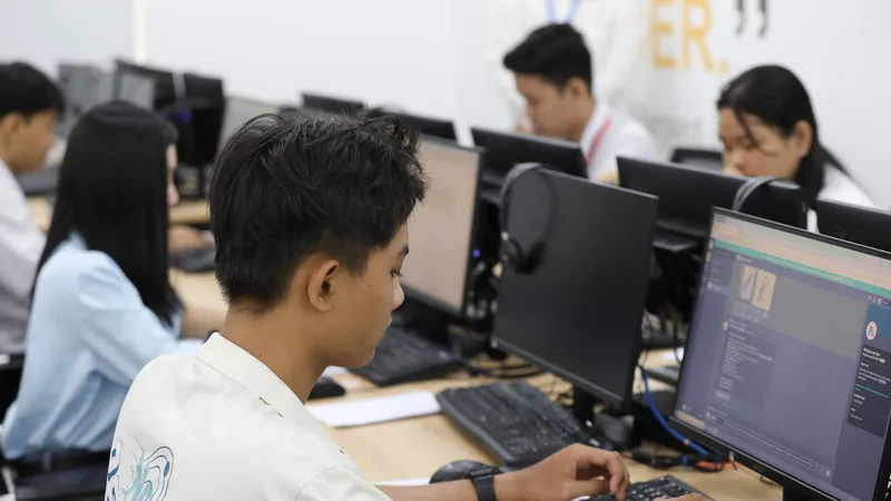 Học sinh vẽ tranh bằng AI