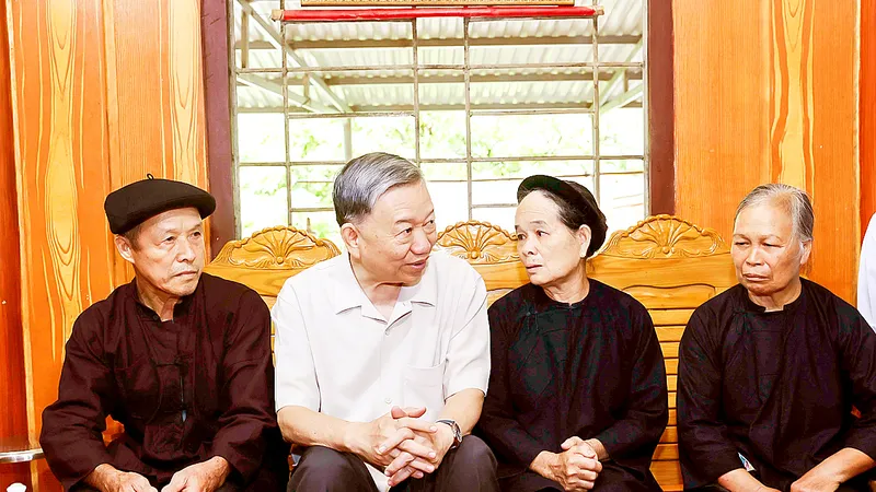 Chủ tịch nước Tô Lâm thăm bà Hoàng Thị Khìn, người đưa cơm hàng ngày cho Bác Hồ tại xóm Pác Bó, xã Trường Hà, huyện Hà Quảng, tỉnh Cao Bằng. Ảnh: TTXVN