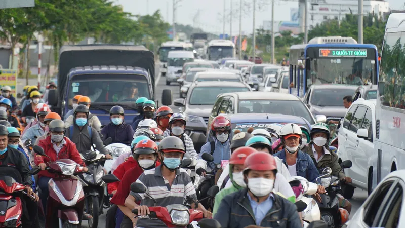 Kẹt xe trên quốc lộ 60 đoạn dẫn lên cầu Rạch Miễu, phía tỉnh Bến Tre. Ảnh: TÍN HUY
