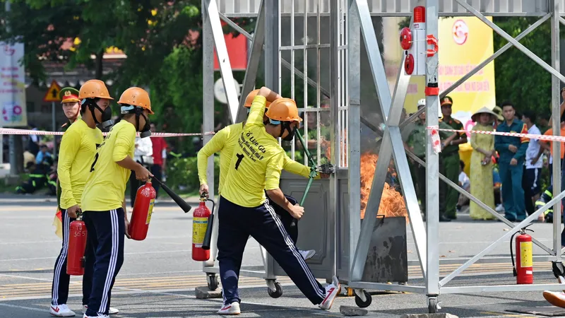  Các đội tham gia hội thi nghiệp vụ chữa cháy, cứu nạn, cứu hộ “tổ liên gia an toàn PCCC” cấp thành phố năm 2024