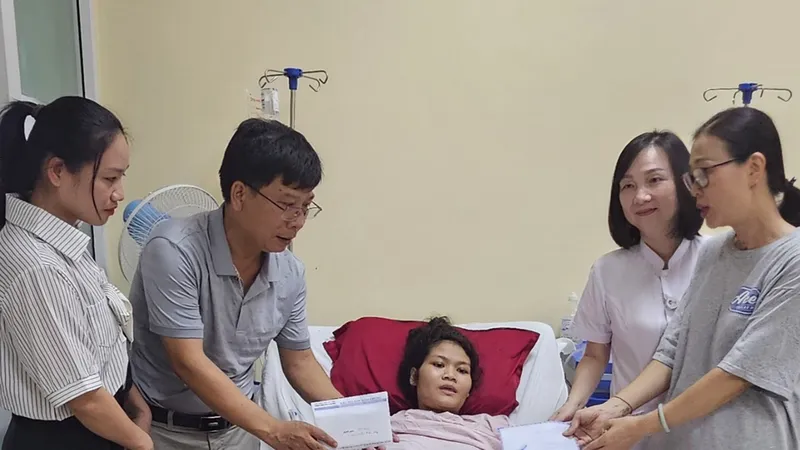Phóng viên Báo SGGP và bạn đọc trao tiền giúp chị H. Za Za chữa bệnh