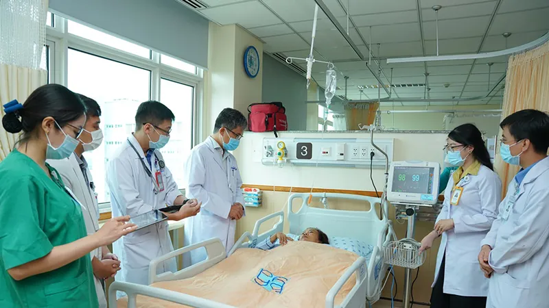 Nhân viên y tế Bệnh viện Đại học Y Dược TPHCM kiểm tra thông tin lịch sử điều trị của bệnh nhân thông qua bệnh án điện tử
