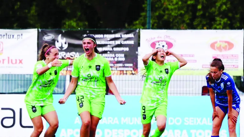 Huỳnh Như (thứ hai, từ phải sang) giúp Lank FC trụ hạng thành công