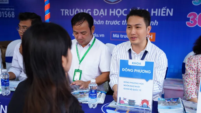 Thí sinh lắng nghe tư vấn từ Trường Đại học Văn Hiến