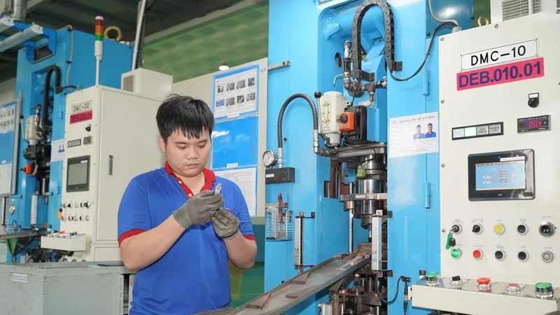 Nhà máy cơ khí chính xác Duy Khanh, khu Công nghệ cao TPHCM đang gia công chi tiết máy công nghiệp cho các công ty lớn. Ảnh: HOÀNG HÙNG