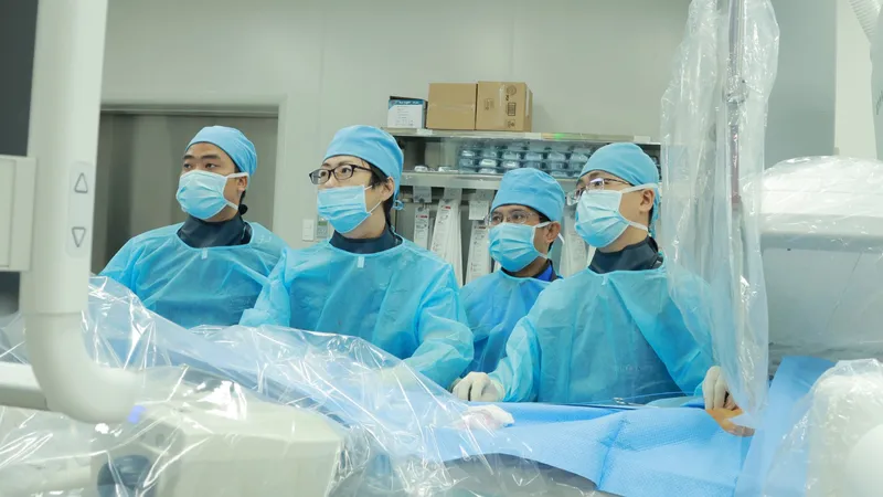 Dấn thân chữa bệnh cứu người