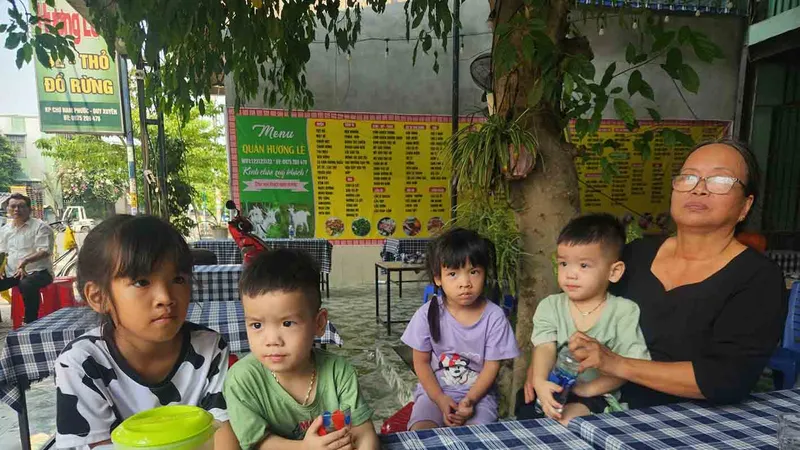 Vợ chồng chị Trân chết đi để lại 4 con nhỏ dại, ông bà già yếu không có thu nhập ổn định