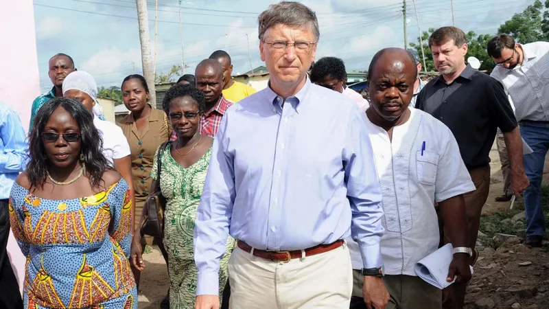 Tỷ phú Bill Gates trong chuyến thăm một trung tâm y tế ở Awutu Senya, Ghana. Ảnh: GETTY IMAGES