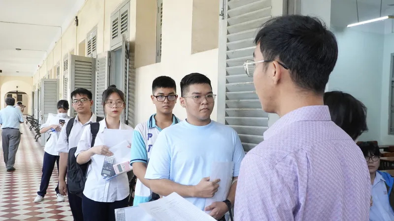 Thí sinh làm thủ tục dự thi tại điểm thi Trường THPT chuyên Lê Hồng Phong. Ảnh: HOÀNG HÙNG