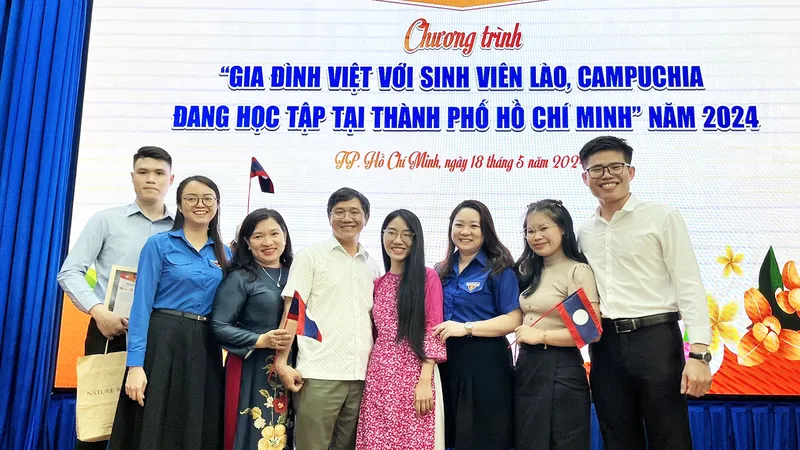 Vợ chồng bà Phạm Thị Bích Ly, ông Quách Huy Phương cùng các con trong chương trình “Gia đình Việt với sinh viên Lào, Campuchia đang học tập tại TPHCM”