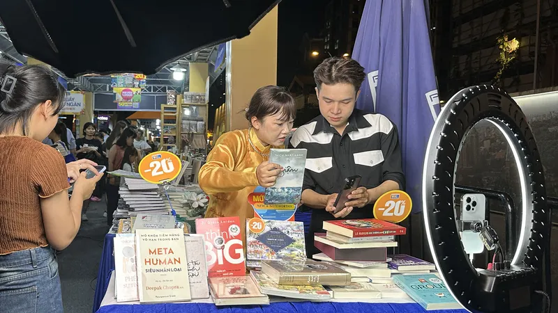 Không chỉ bán được sách, livestream còn là hình thức giao lưu trực tiếp, từ đó đưa thương hiệu đến gần hơn với bạn đọc