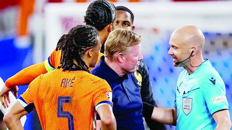 HLV Ronald Koeman trong một tình huống không hài lòng với quyết định của trọng tài