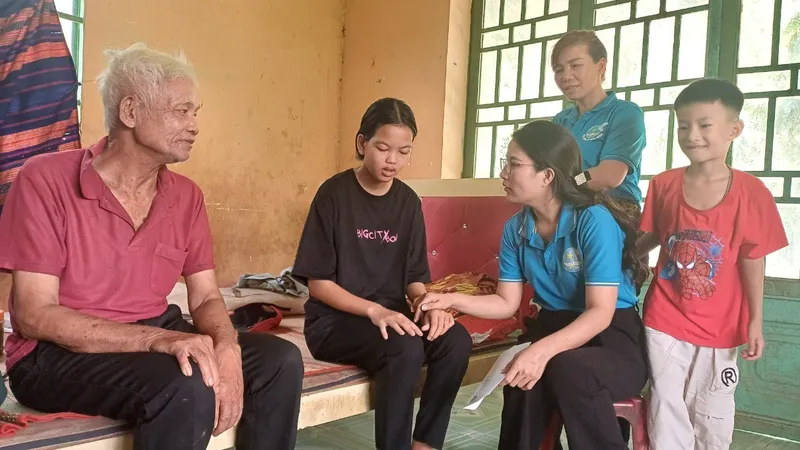 Mẹ đỡ đầu Nguyễn Thanh Hồng tâm sự với bé Mận (áo đen) 