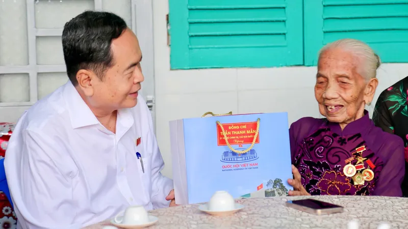 Chủ tịch Quốc hội Trần Thanh Mẫn tặng quà Mẹ Việt Nam Anh hùng, gia đình chính sách tại TP Cần Thơ