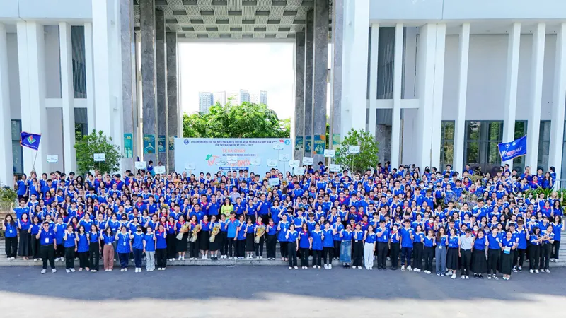 Sinh viên Trường Đại học Văn Hiến ra quân tiếp sức mùa thi năm 2024