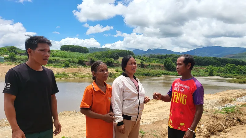 Ông A Jrunh (ngoài cùng bên phải) vận động người dân thôn Kon Skôi hiến đất làm kè 