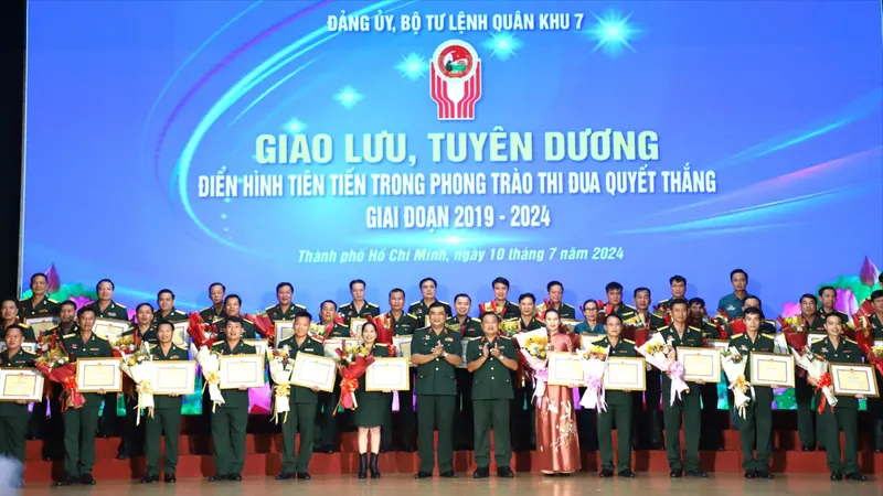 Quân khu 7 tuyên dương gương điển hình tiên tiến