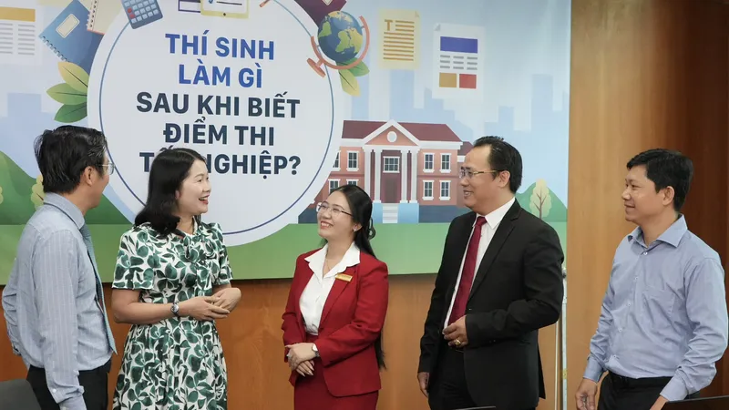 Nhà báo Nguyễn Nhật, Phó Tổng Biên tập Thường trực Báo SGGP tặng hoa cho các chuyên gia hướng nghiệp - tuyển sinh tham gia giao lưu trực tuyến sáng 16-7. Ảnh: HOÀNG HÙNG
