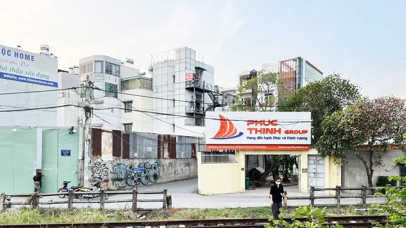 Lối mở tự phát băng qua đường sắt trên địa bàn phường Linh Đông, TP Thủ Đức 