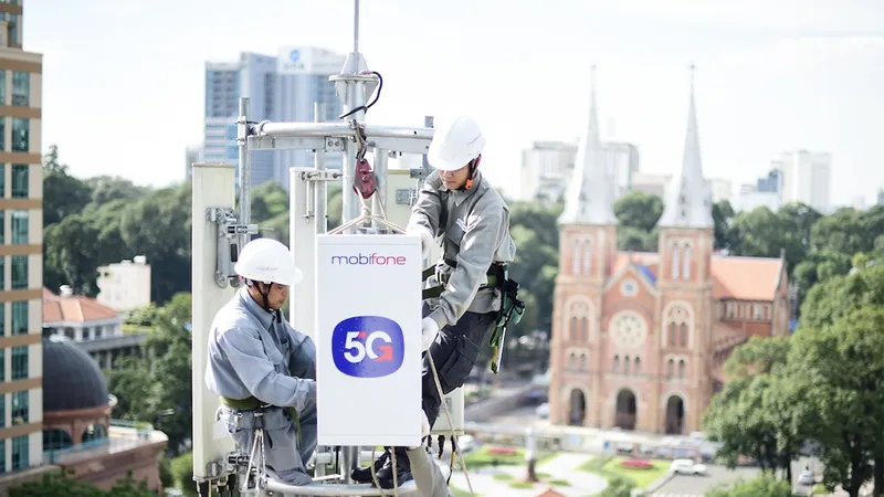 Nhân viên MobiFone lắp đặt trạm 5G và sẽ hướng đến khách hàng đô thị