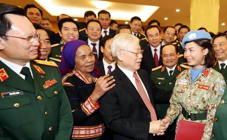 Tổng Bí thư Nguyễn Phú Trọng gặp mặt thân mật Đoàn đại biểu điển hình tiên tiến toàn quốc trong xây dựng nền quốc phòng toàn dân vững mạnh. Ảnh: TTXVN