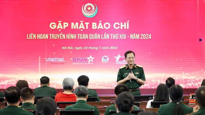 Thiếu tướng Nguyễn Kim Tôn, Giám đốc Trung tâm Phát thanh - Truyền hình Quân đội, Trưởng Ban Tổ chức Liên hoan Truyền hình toàn quân lần thứ 14, chủ trì buổi gặp mặt