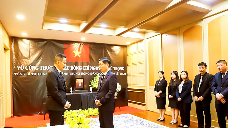 Bộ trưởng Maris Sangiampongsa (trái) chia buồn với Đại sứ Việt Nam tại Thái Lan Phạm Việt Hùng. Ảnh: TTXVN