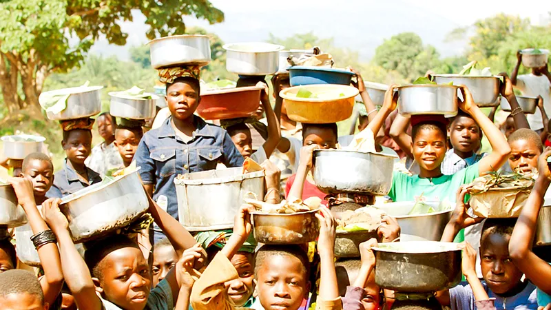 Trẻ em CHDC Congo chờ được phát lương thực. Ảnh: BORGEN