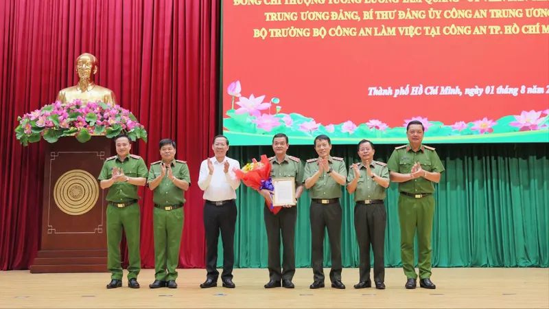 Bộ trưởng Bộ Công an Lương Tam Quang; Chủ tịch UBND TPHCM Phan Văn Mãi trao thư khen của Thủ tướng Chính phủ và tặng hoa chúc mừng Ban Giám đốc Công an TPHCM.