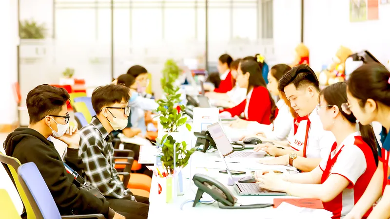 Thí sinh xét tuyển học bạ THPT tại Trường ĐH Kinh tế Tài chính TPHCM. Ảnh: THANH HÙNG