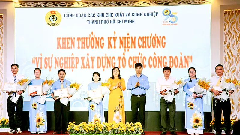 Các cá nhân thuộc Công đoàn các khu chế xuất và công nghiệp TPHCM nhận bằng khen và kỷ niệm chương “Vì sự nghiệp xây dựng tổ chức Công đoàn” của Tổng LĐLĐ Việt Nam