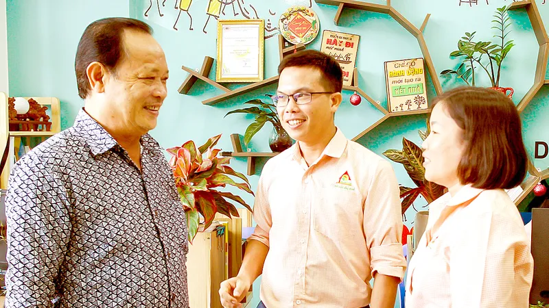 Ông Nguyễn Quang Huy (bìa trái), Chủ tịch Công đoàn Công ty TNHH Hoàng Lam, thăm hỏi người lao động