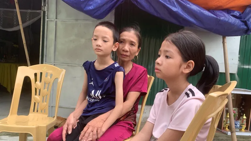 Cháu Phạm Khánh Băng và Phạm Quốc Huy giờ chỉ còn chỗ dựa duy nhất là bà Long