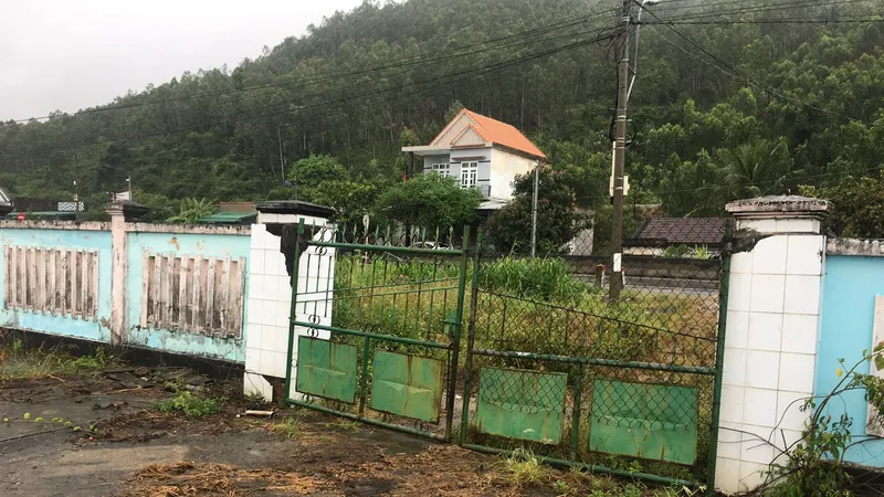 Nhà máy Muối tinh chất lượng cao Sa Huỳnh đóng cửa nhiều năm nay. Ảnh: NGUYỄN TRANG 