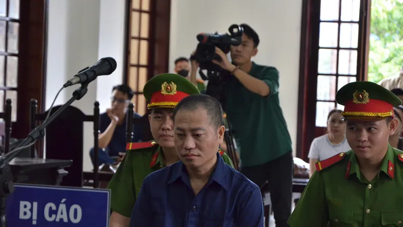 Bị cáo Nguyễn Minh Phúc (tự xưng là sư thầy Thích Tâm Phúc) tại phiên tòa sáng 6-8. Ảnh: THÀNH CHUNG