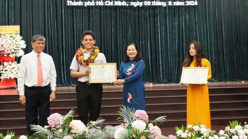 TPHCM: Tuyên dương hơn 500 học sinh và giáo viên có thành tích xuất sắc trong năm học 2023-2024