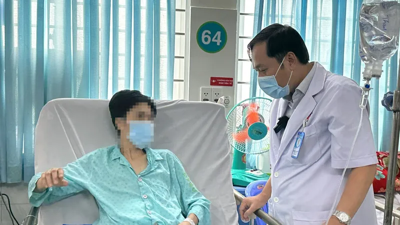 TS-BS. Nguyễn Tạ Quyết đang thăm khám cho một trường hợp sau phẫu thuật