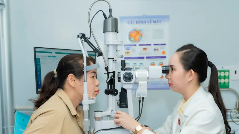 BS CK2 Nguyễn Hồ Việt Liên, Bệnh viện Mắt Sài Gòn 2, đang thăm khám cho người bệnh