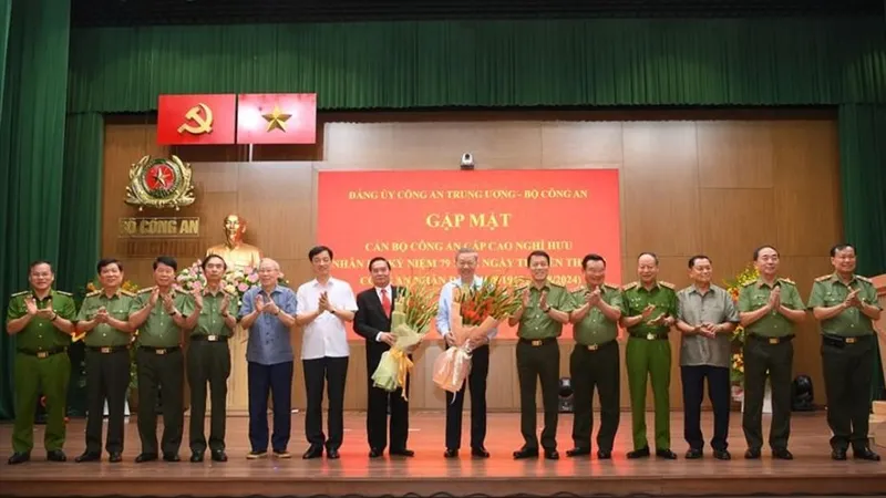 Tô thắm truyền thống vẻ vang của lực lượng Công an nhân dân Việt Nam anh hùng