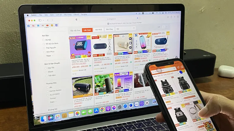 Người dân thường xuyên mua sắm trực tuyến nên dễ bị lộ lọt thông tin cá nhân. Ảnh: BÙI TUẤN