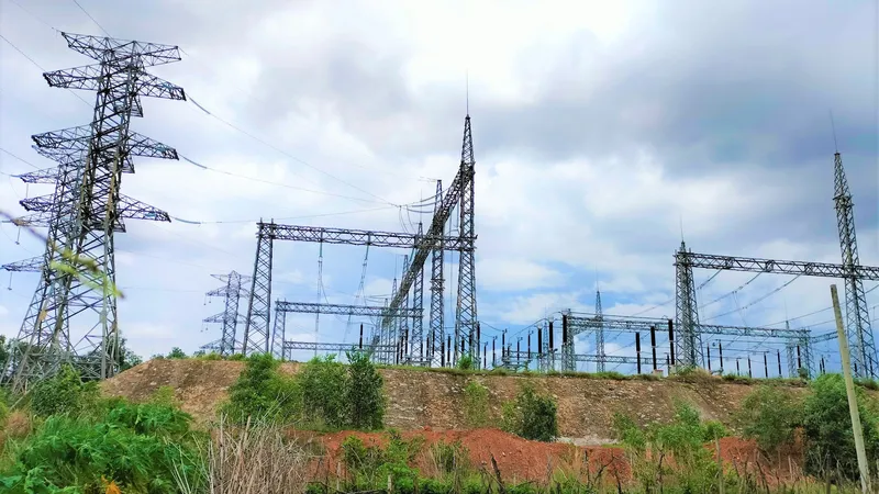 Nhiều trụ cột đã được lắp đặt, nhưng trạm biến áp Tam Phước vẫn chưa thể đưa vào vận hành vì vướng mặt bằng
