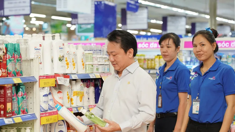 Ông Nguyễn Anh Đức, Chủ tịch Hiệp hội các nhà bán lẻ Việt Nam, Tổng Giám đốc Saigon Co.op, kiểm tra hàng hóa
