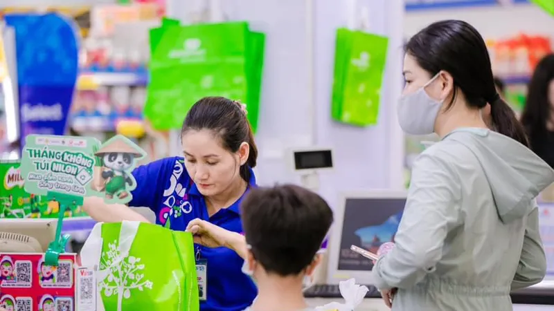 Các siêu thị Co.opmart giữ chân khách hàng bằng chương trình “Khách hàng thành viên”