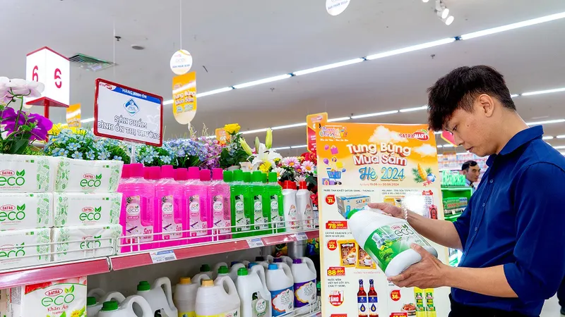 Người tiêu dùng mua sắm tại siêu thị của SATRA